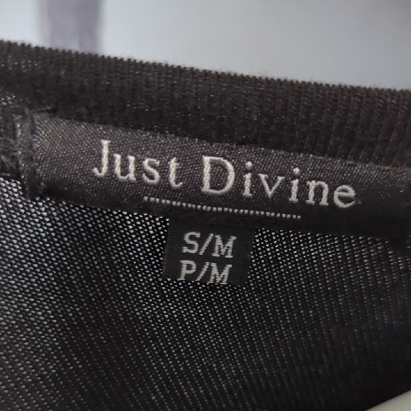 Chic Black Graphic Tunic Top - Picture 8 of 9